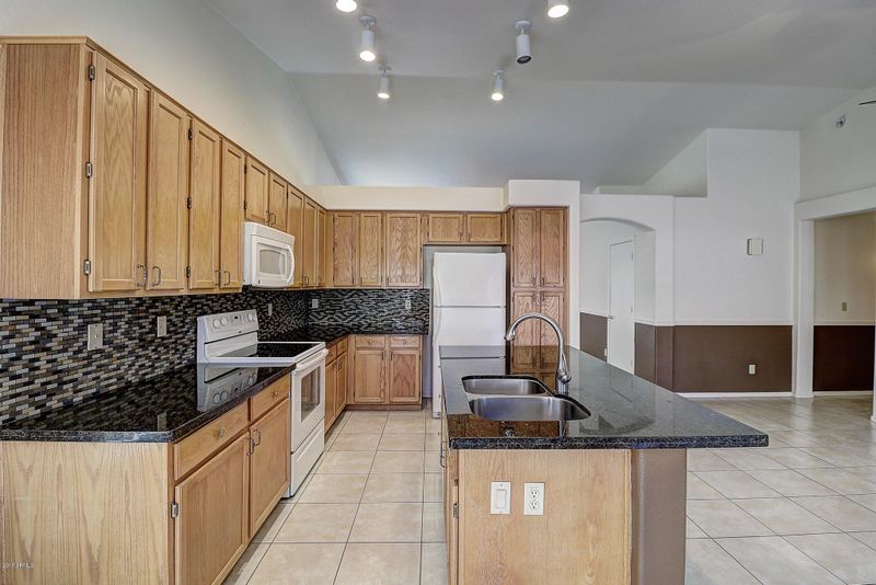 12105 N 68th Ln, Peoria, AZ 85345