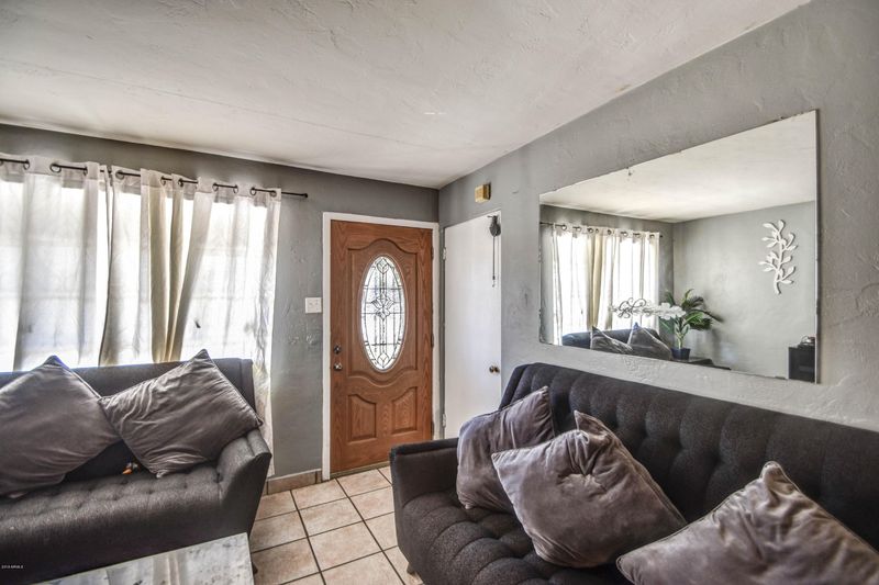 1213 N Oakleaf Dr, Phoenix, AZ 85008