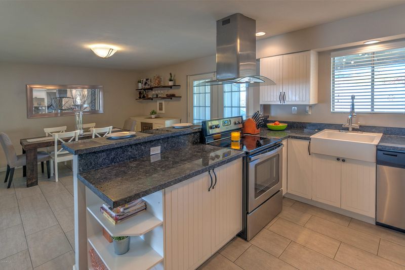 1214 E Seldon Ln, Phoenix, AZ 85020