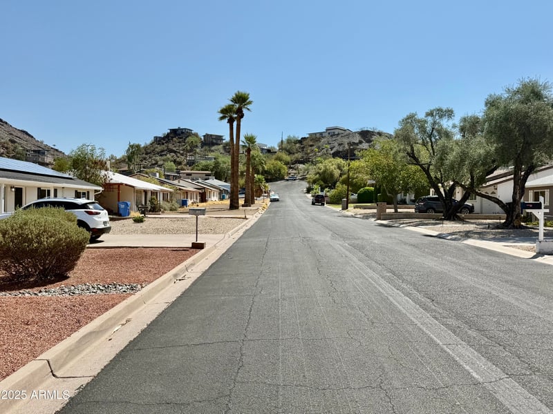 1214 Las Palmaritas Dr, Phoenix, AZ 85020