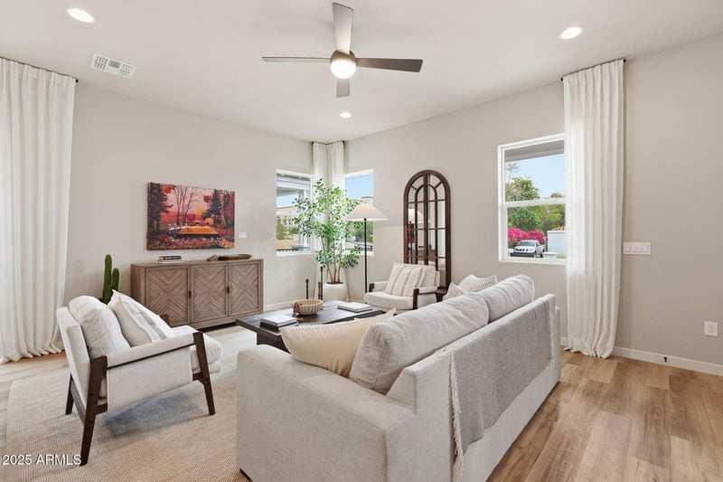 122 Holcomb Ln, Phoenix, AZ 85003