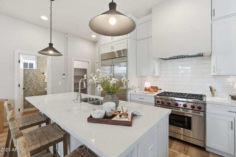 122 Holcomb Ln, Phoenix, AZ 85003