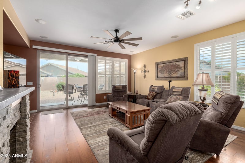 122 Twin Peaks Pw, San Tan Valley, AZ 85143