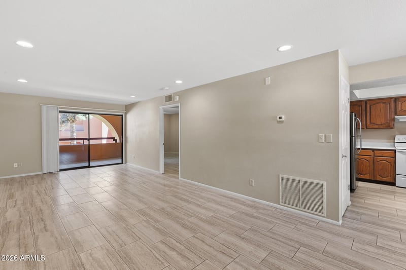 12212 N Paradise Village Pw S #206, Phoenix, AZ 85032