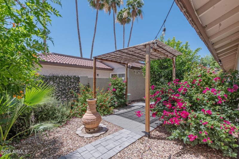 12221 Paiute St, Phoenix, AZ 85044