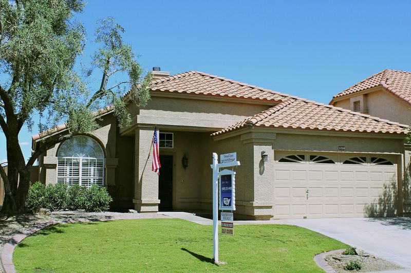 1230 E Glenhaven Dr, Phoenix, AZ 85048