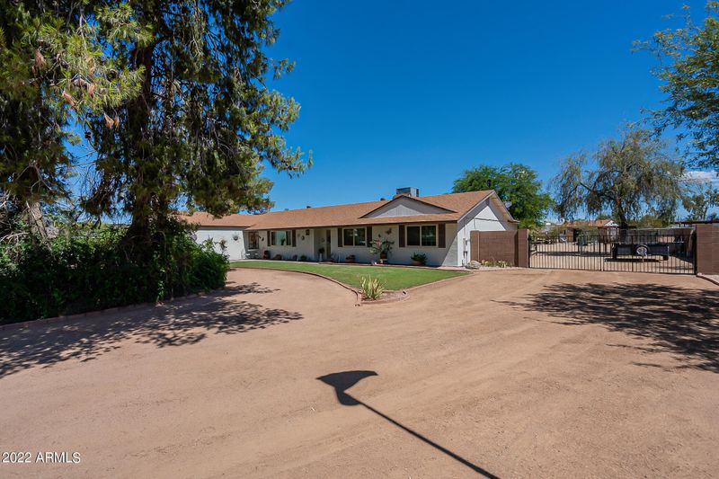 124 E Leisure Ln, Phoenix, AZ 85086