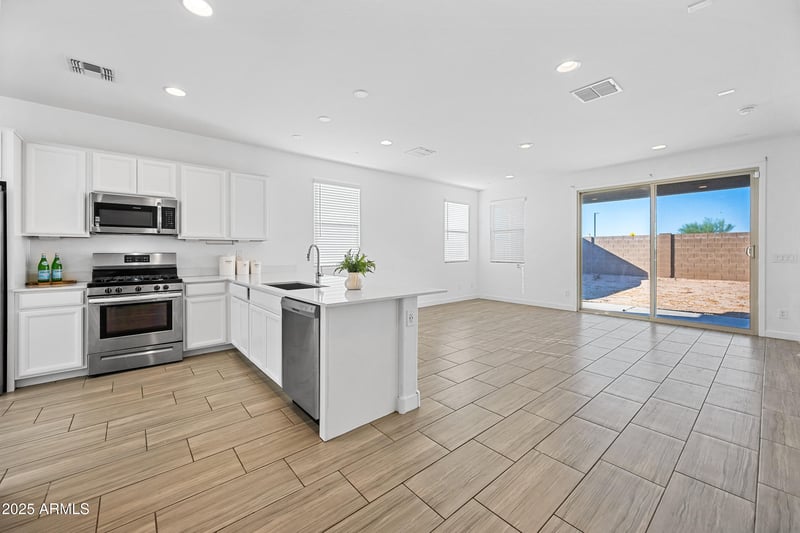 12472 Kaler Dr, Glendale, AZ 85307