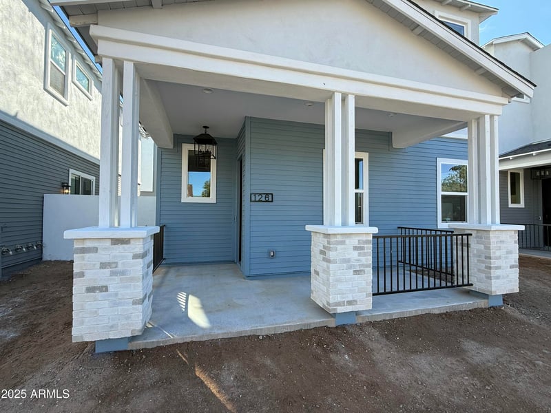 126 Holcomb Ln, Phoenix, AZ 85003