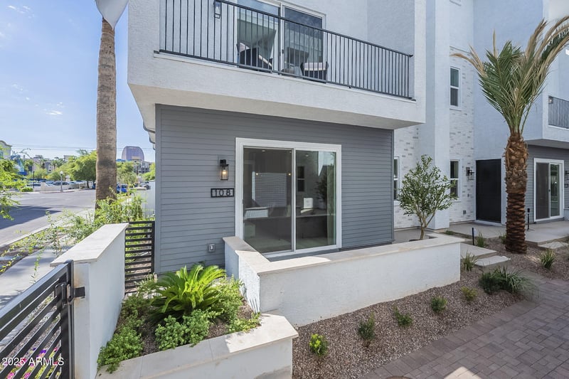 127 Holcomb Ln, Phoenix, AZ 85003