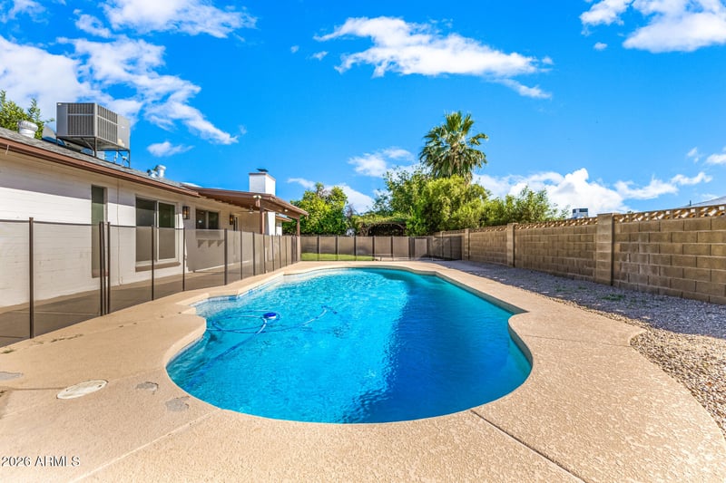 12810 44th Dr, Glendale, AZ 85304