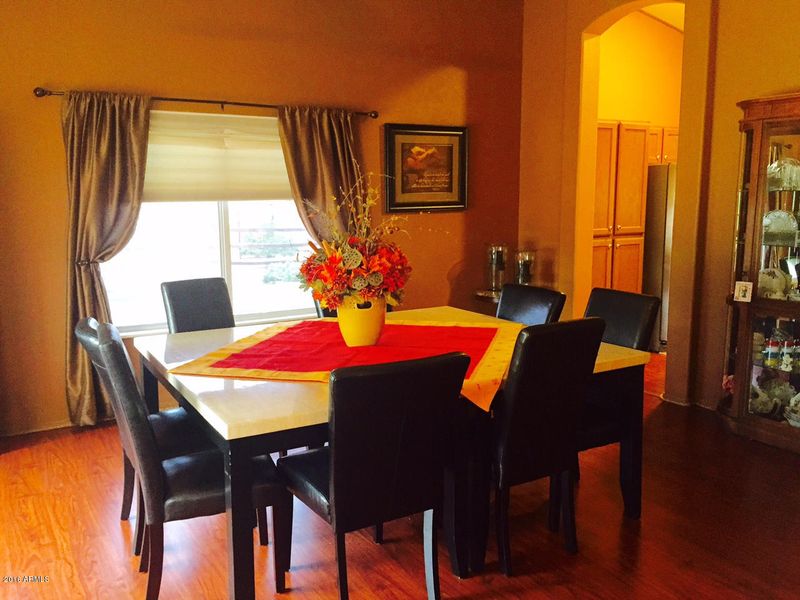 129 E Lavitt Ln, Phoenix, AZ 85086