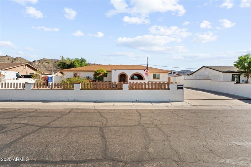 129 Monte Way, Phoenix, AZ 85042