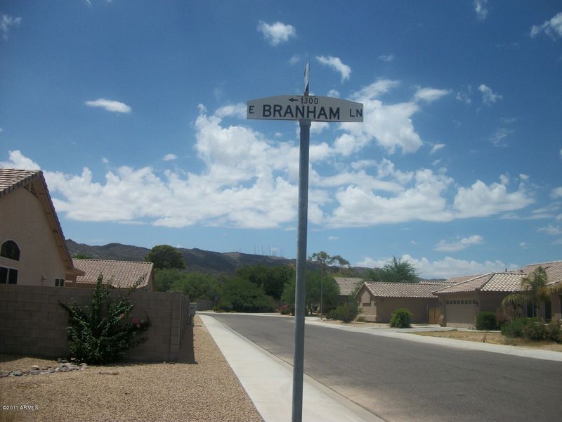 1305 E Branham Ln, Phoenix, AZ 85042