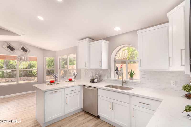 1325 E Beverly Ln, Phoenix, AZ 85022