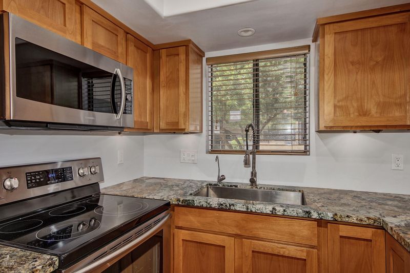 1352 E Highland Ave #103, Phoenix, AZ 85014