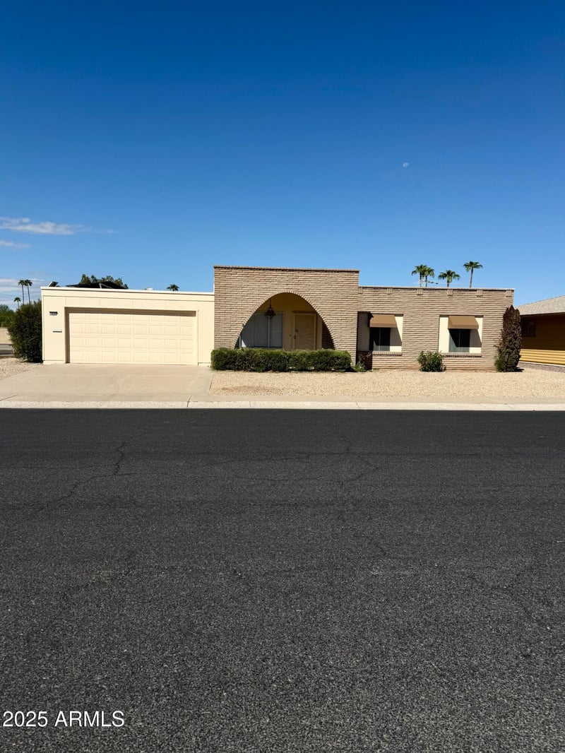 14202 Lakeforest Dr, Sun City, AZ 85351
