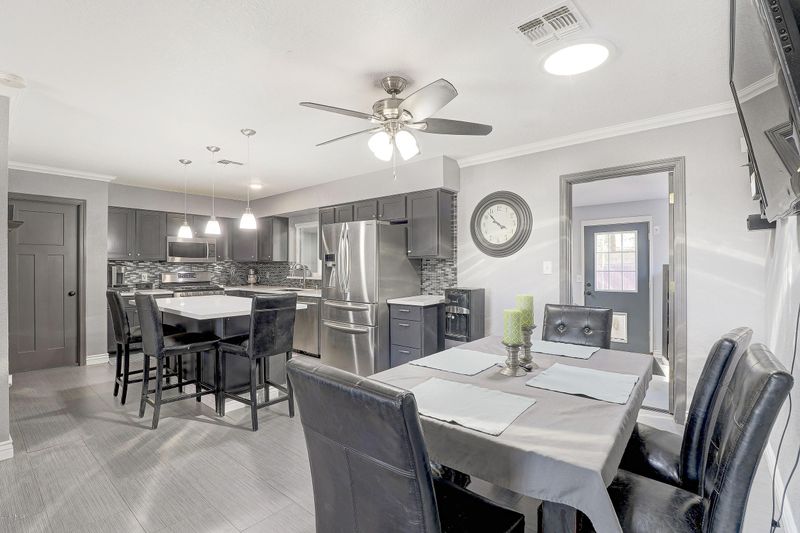 1422 E Shangri La Rd, Phoenix, AZ 85020