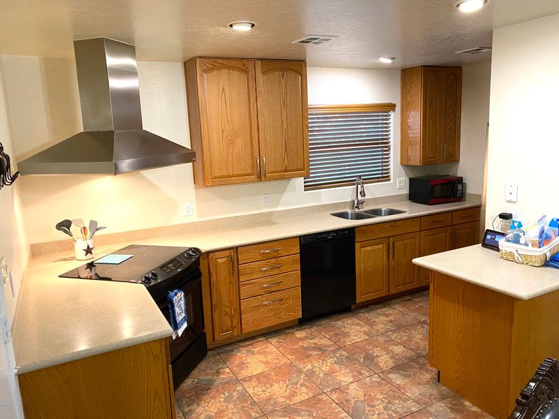 1454 E Kerry Ln, Phoenix, AZ 85024