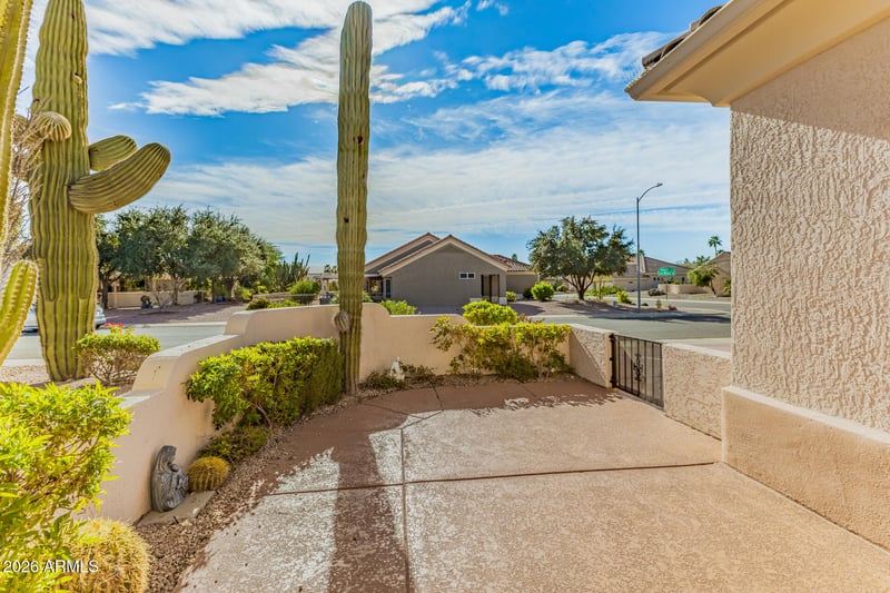 15220 Las Brizas Ln, Sun City West, AZ 85375