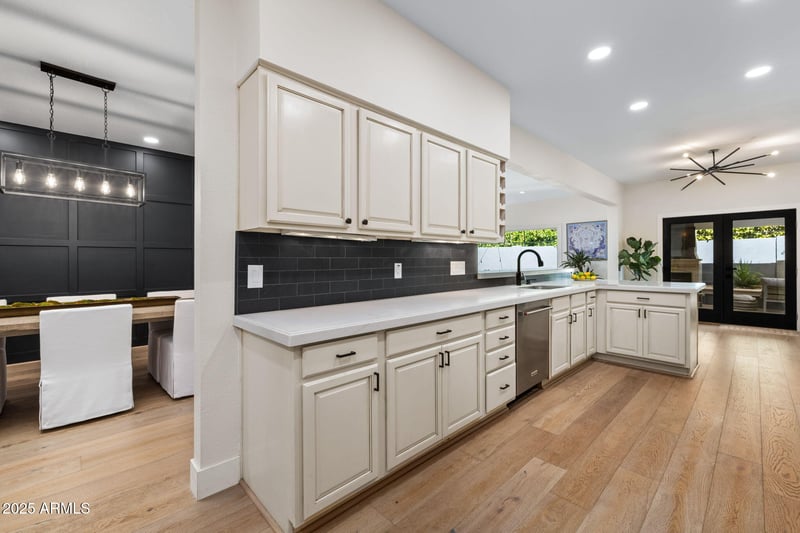 153 Country Club Dr, Phoenix, AZ 85014