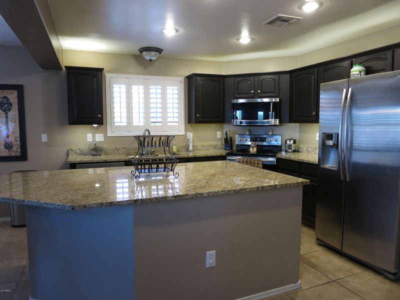 1532 E Desert Ln, Phoenix, AZ 85042