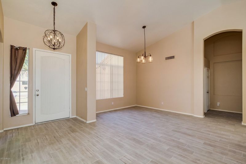 1605 W South Fork Dr, Phoenix, AZ 85045