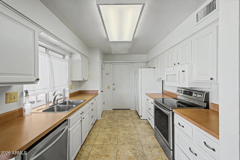 16213 Meadow Park Dr, Sun City, AZ 85351