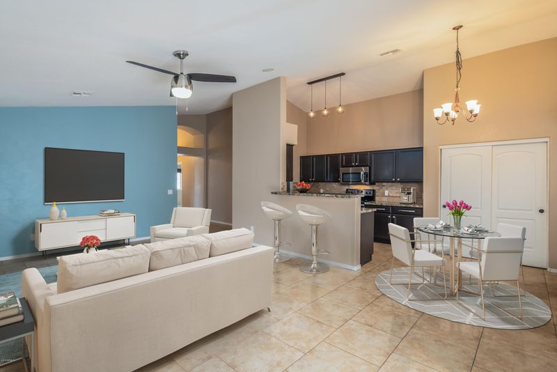 1629 E Desert Ln, Phoenix, AZ 85042