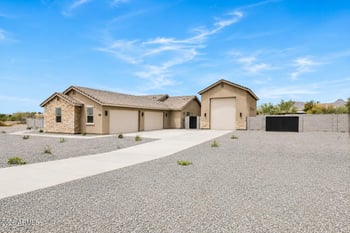 1686 E Carriage Ln, Phoenix, AZ 85086