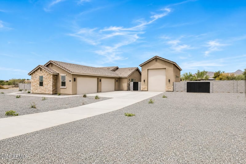 1686 E Carriage Ln, Phoenix, AZ 85086