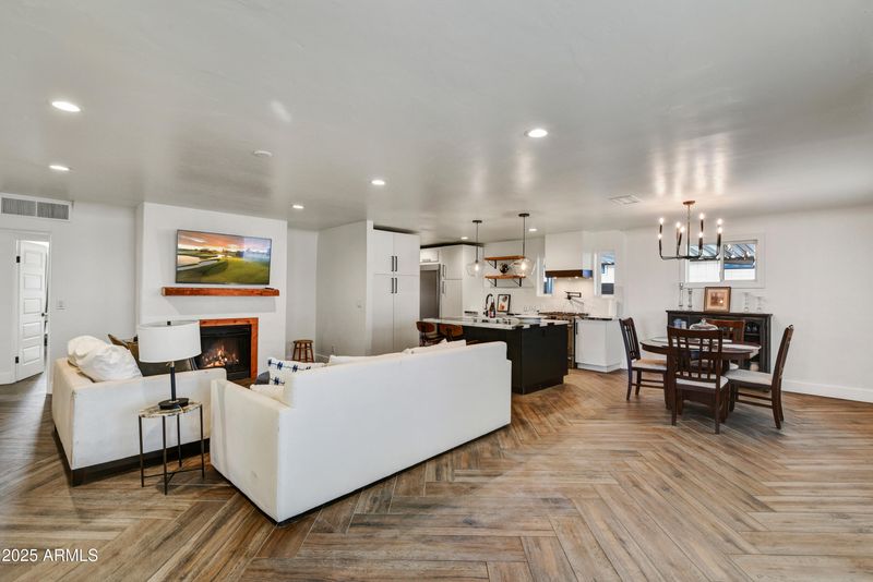 1735 W Mitchell Dr, Phoenix, AZ 85015