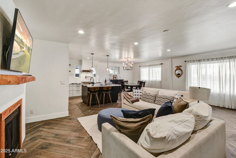 1735 W Mitchell Dr, Phoenix, AZ 85015