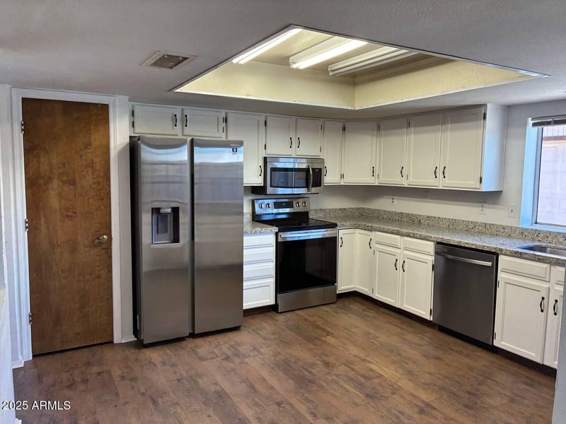 17425 36th Dr, Glendale, AZ 85308