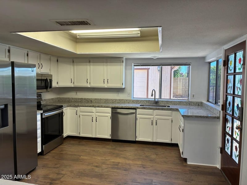 17425 36th Dr, Glendale, AZ 85308