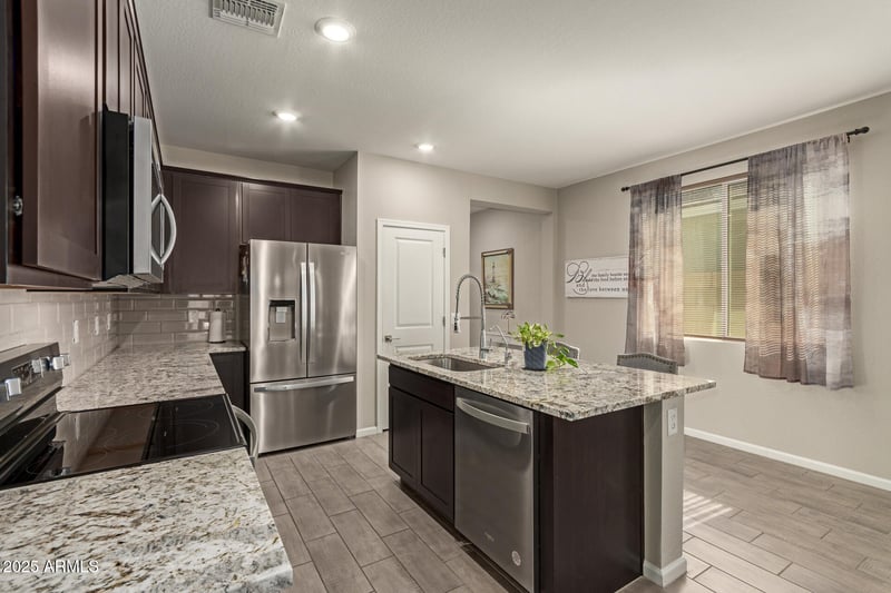 17444 Via De Luna Dr, Surprise, AZ 85387
