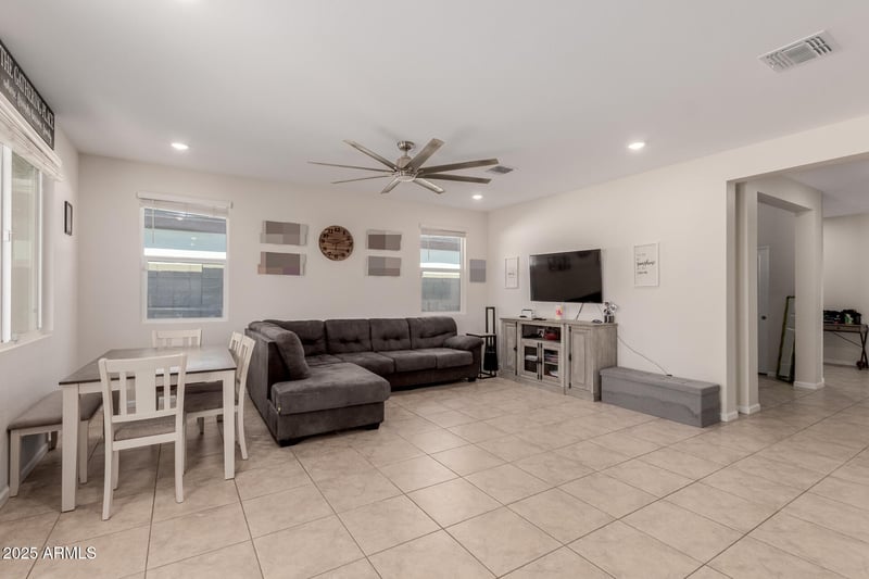17486 Via De Luna Dr, Surprise, AZ 85387