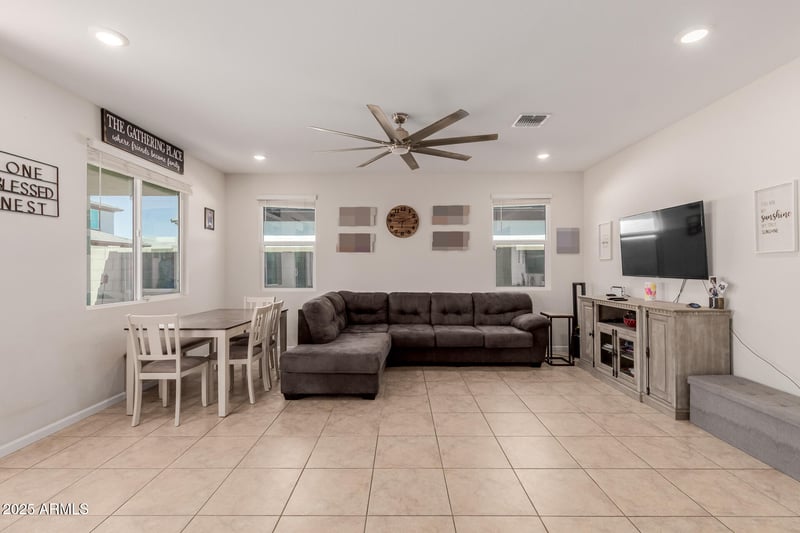 17486 Via De Luna Dr, Surprise, AZ 85387