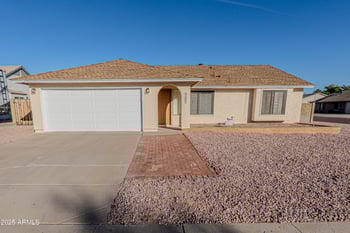 17631 42nd Dr, Glendale, AZ 85308