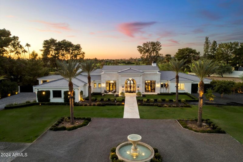 18 Biltmore Estates Dr, Phoenix, AZ 85016