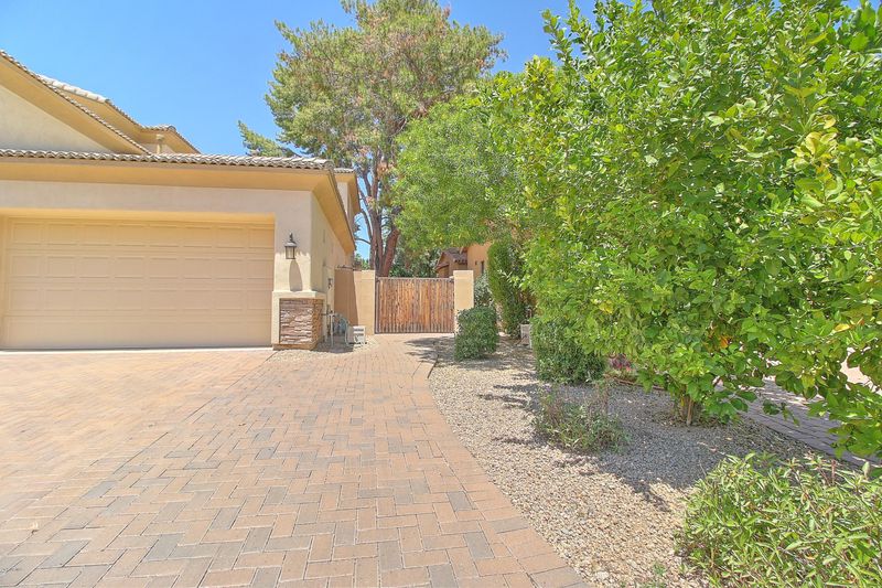 18 E Cactus Wren Dr, Phoenix, AZ 85020