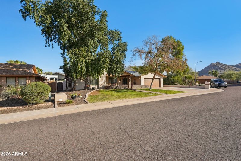 1810 E Harmont Dr, Phoenix, AZ 85020
