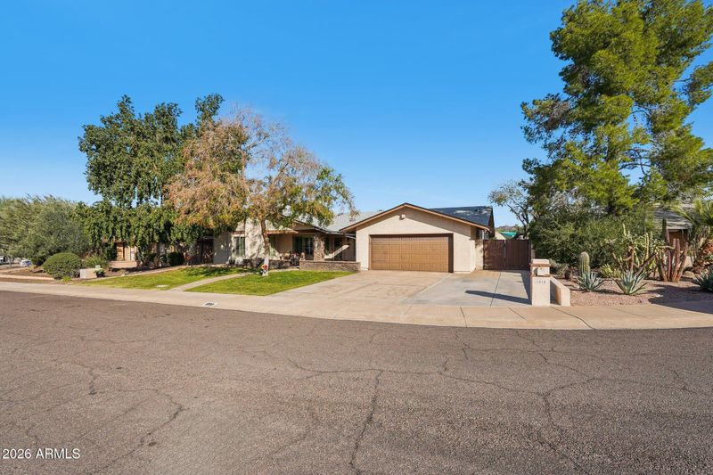 1810 E Harmont Dr, Phoenix, AZ 85020