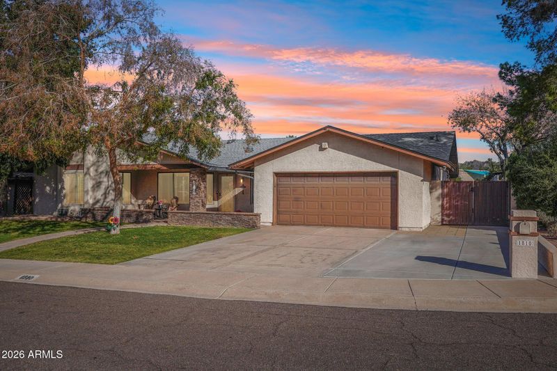 1810 E Harmont Dr, Phoenix, AZ 85020