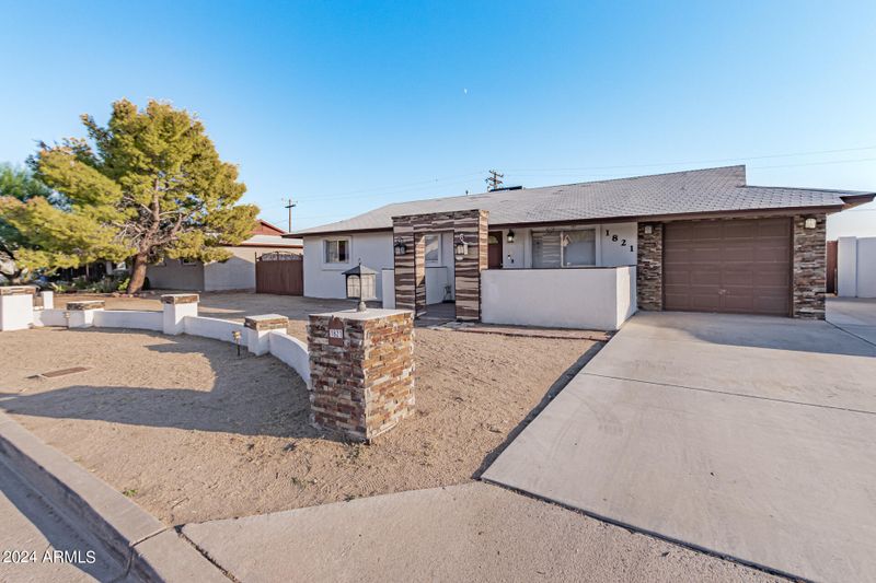 1821 W Behrend Dr, Phoenix, AZ 85027