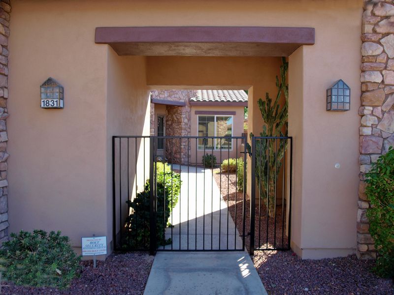 1831 E Desert Ln, Phoenix, AZ 85042