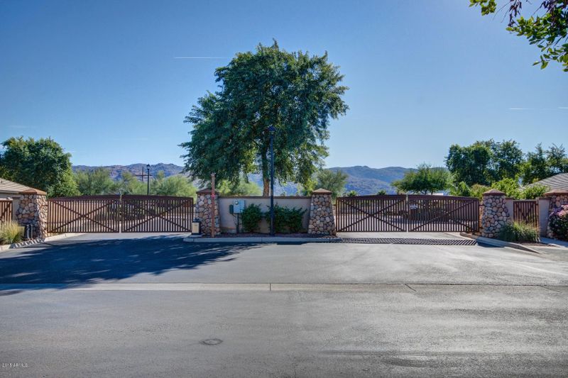 1831 E Donner Dr, Phoenix, AZ 85042