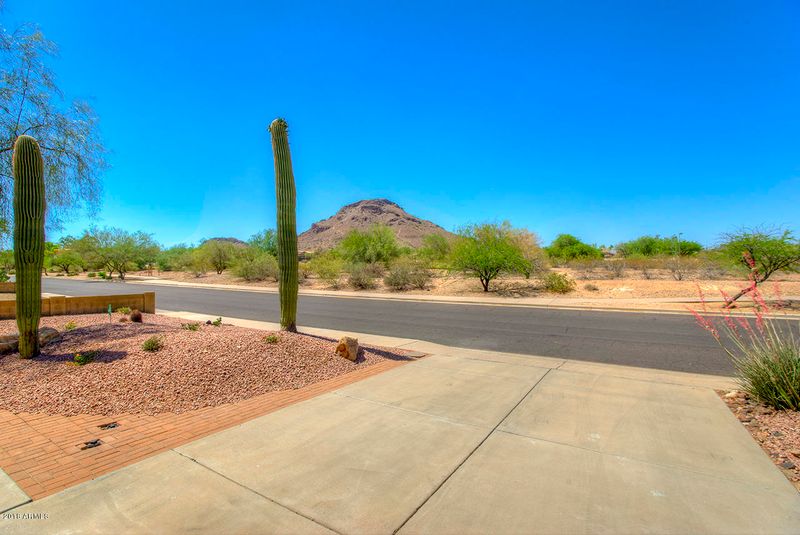 1833 E Winchcomb Dr, Phoenix, AZ 85022