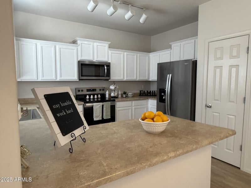 1840 Falcon Dr, Gilbert, AZ 85295