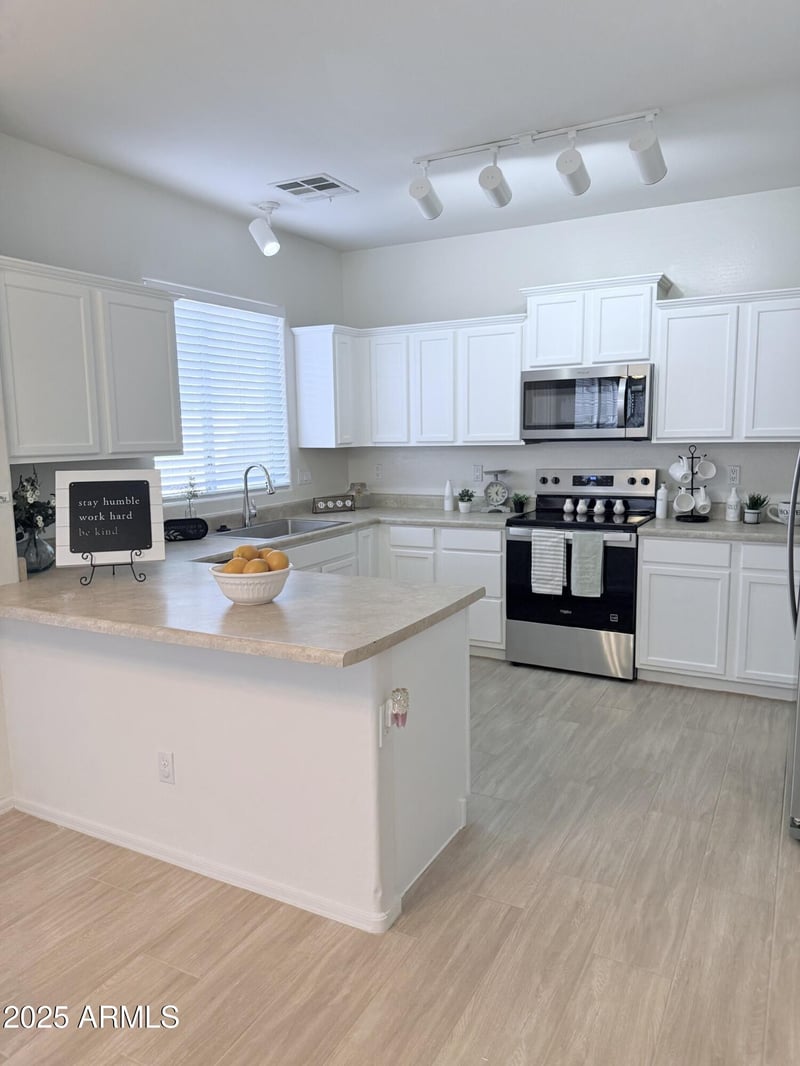 1840 Falcon Dr, Gilbert, AZ 85295